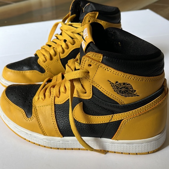 NIKE Jordan 1 Retro High Pollen Sneakers - Picture 2 of 6